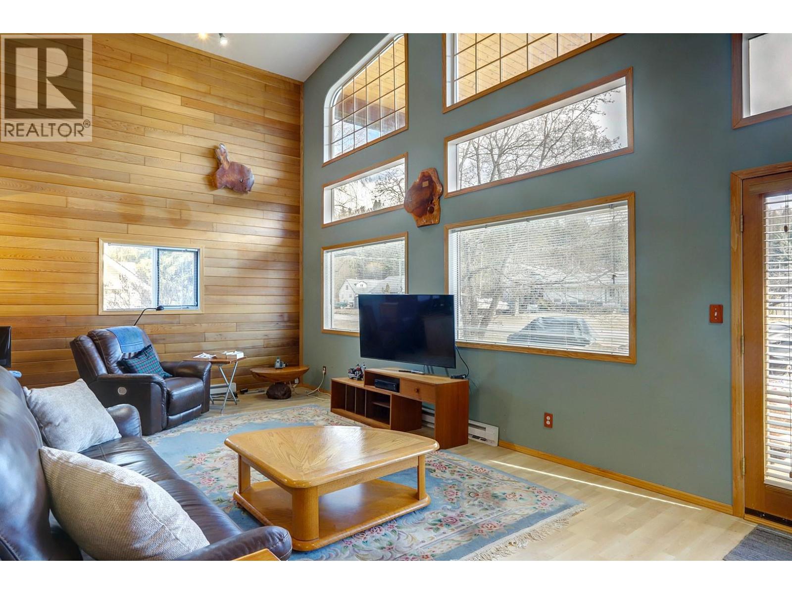 308 3rd Avenue NW, Nakusp