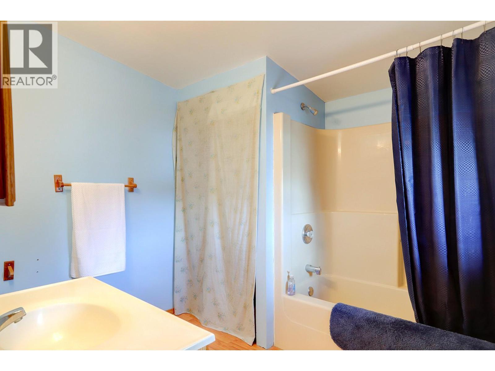 308 3rd Avenue NW, Nakusp