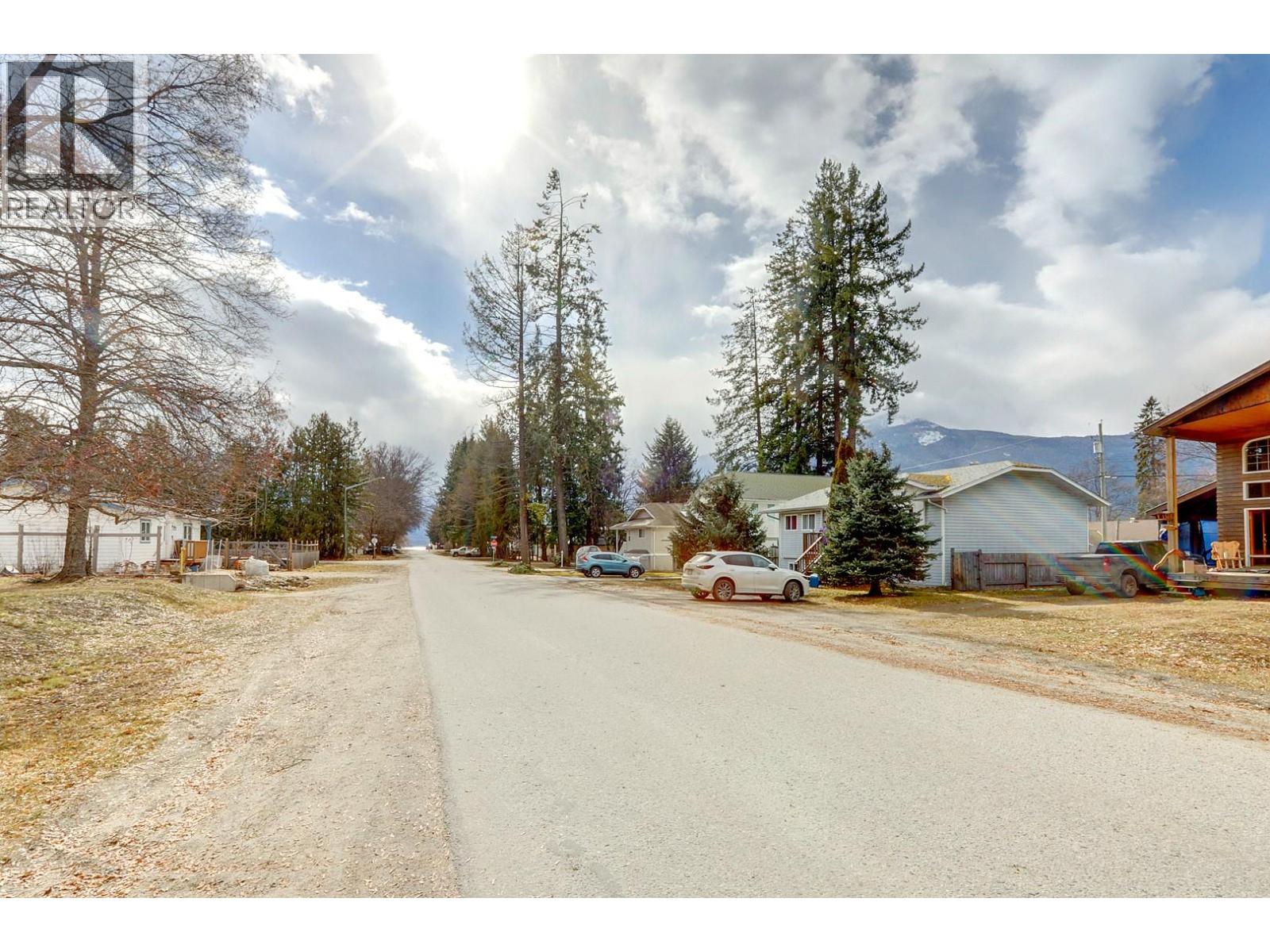 308 3rd Avenue NW, Nakusp