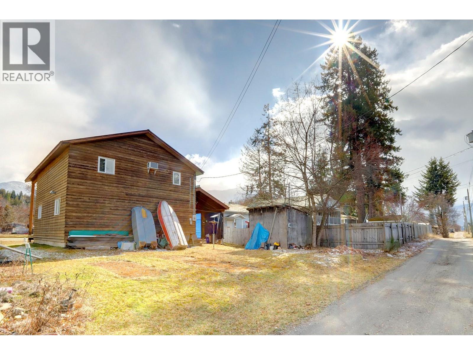 308 3rd Avenue NW, Nakusp