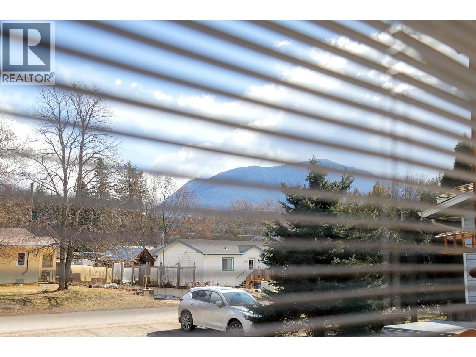 308 3rd Avenue NW, Nakusp