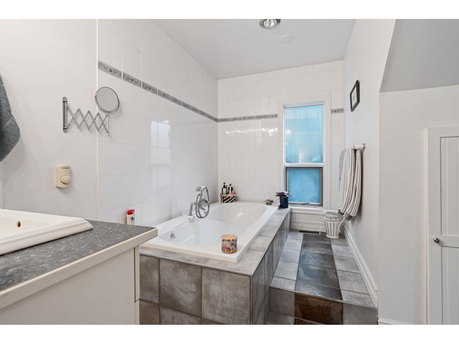 20017 FERNRIDGE CRESCENT, Langley