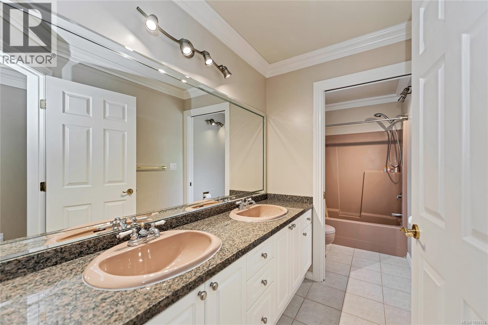  948 Boulderwood Rise, Saanich