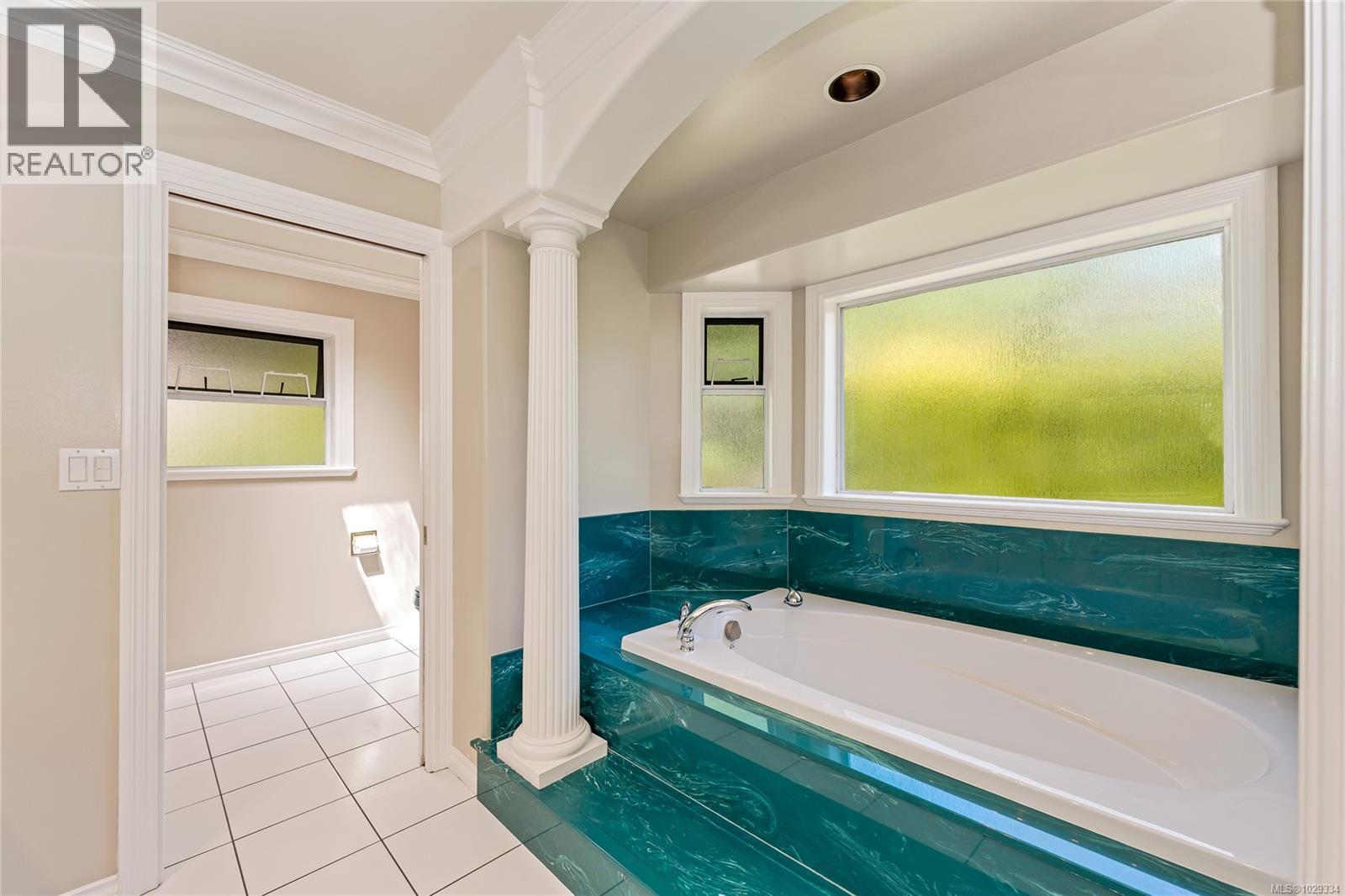  948 Boulderwood Rise, Saanich