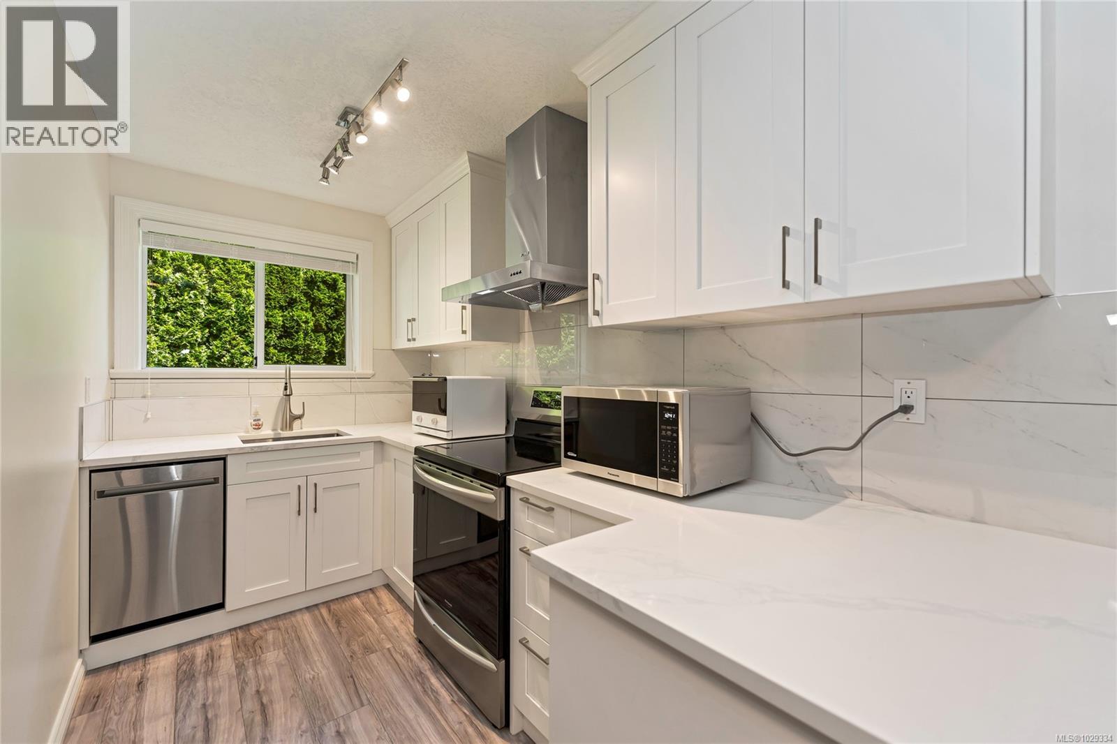  948 Boulderwood Rise, Saanich