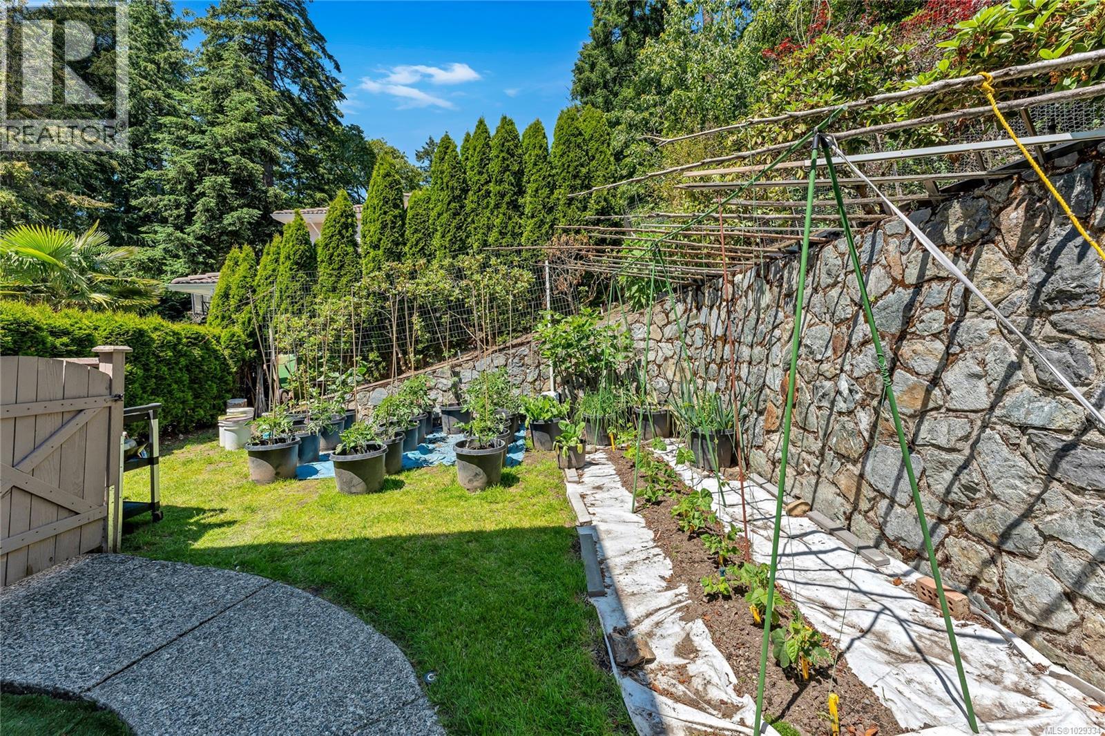 948 Boulderwood Rise, Saanich