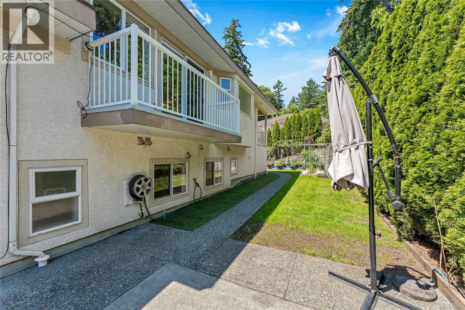  948 Boulderwood Rise, Saanich