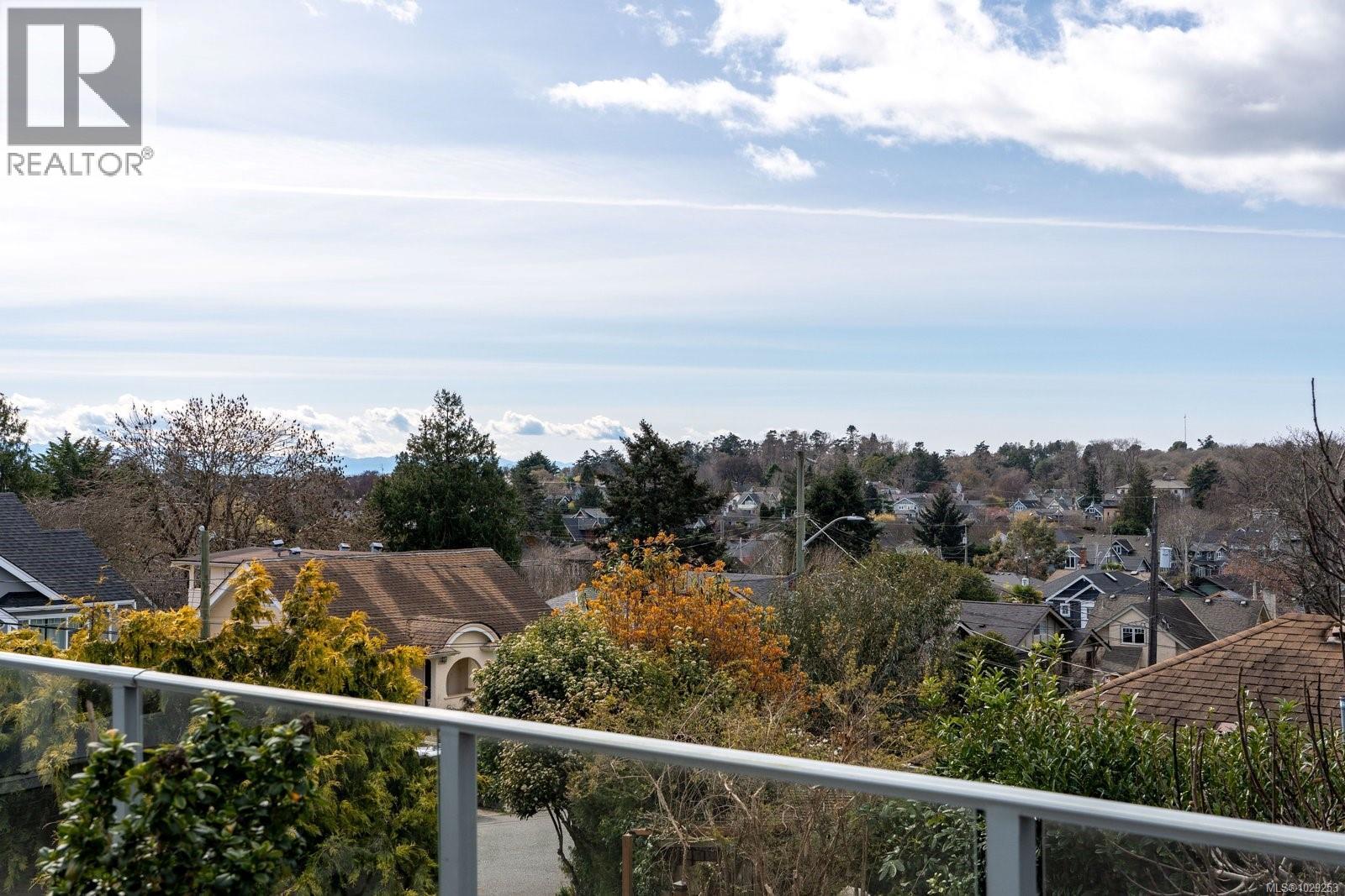 310 Windermere Pl, Victoria