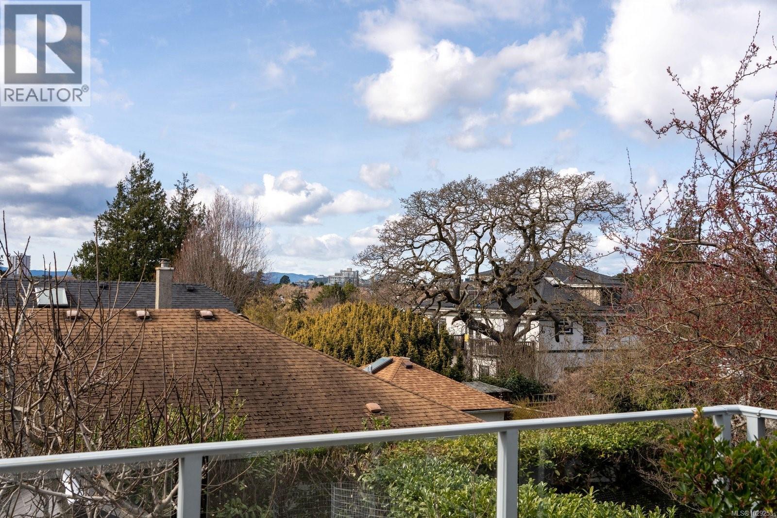 310 Windermere Pl, Victoria