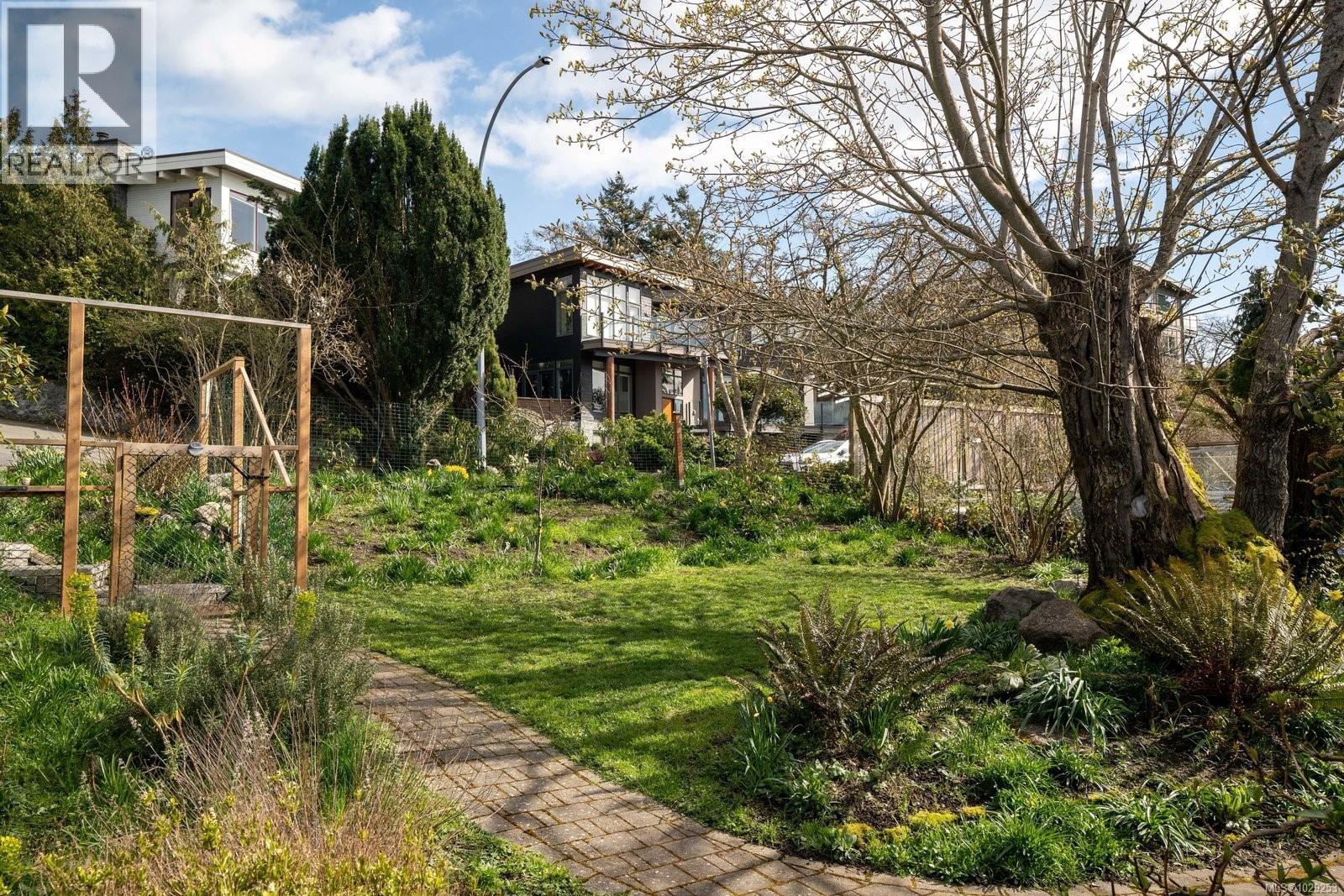 310 Windermere Pl, Victoria