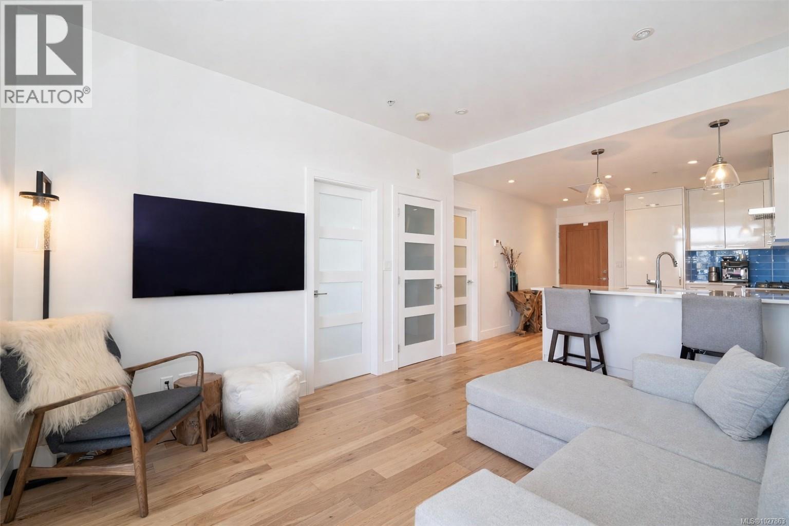 408 916 Lyall Street, Esquimalt