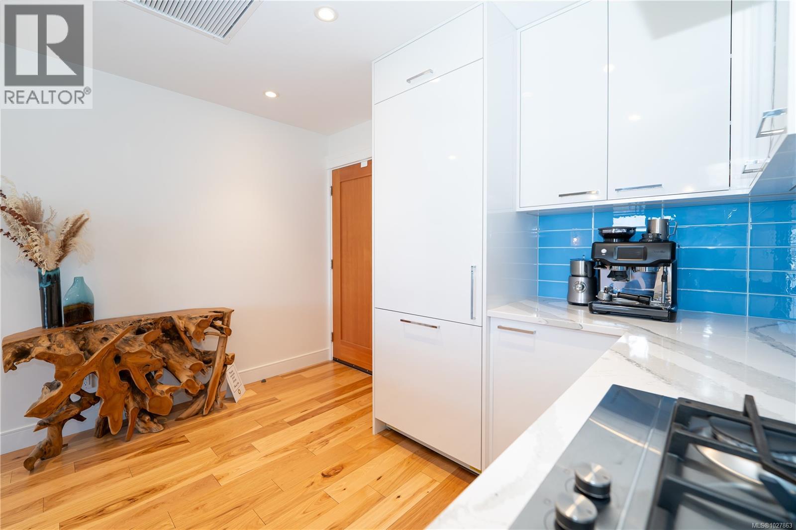 408 916 Lyall Street, Esquimalt