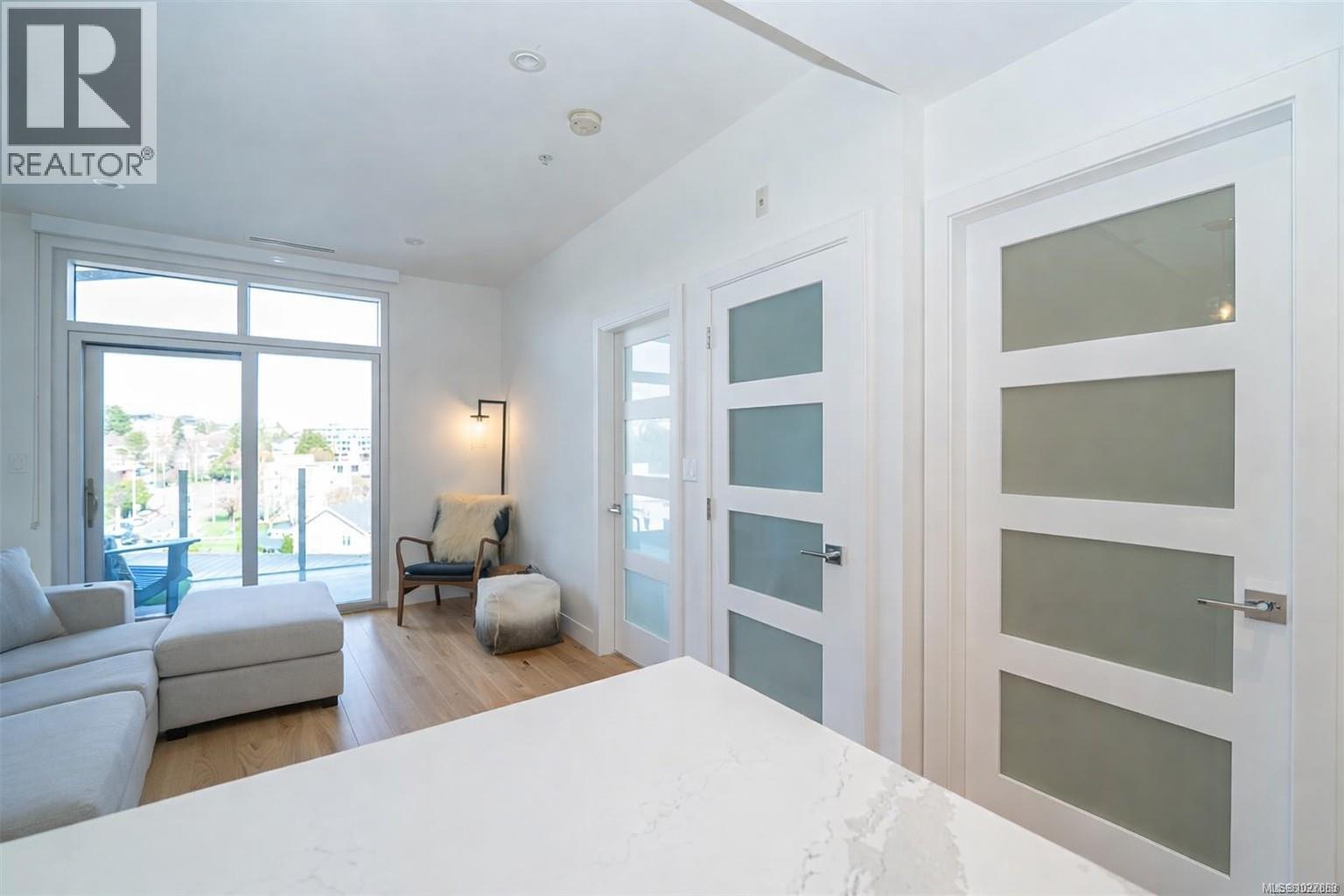 408 916 Lyall Street, Esquimalt