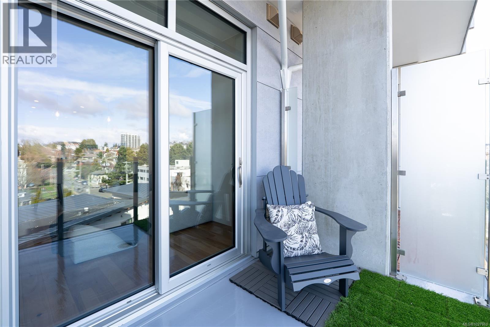 408 916 Lyall Street, Esquimalt