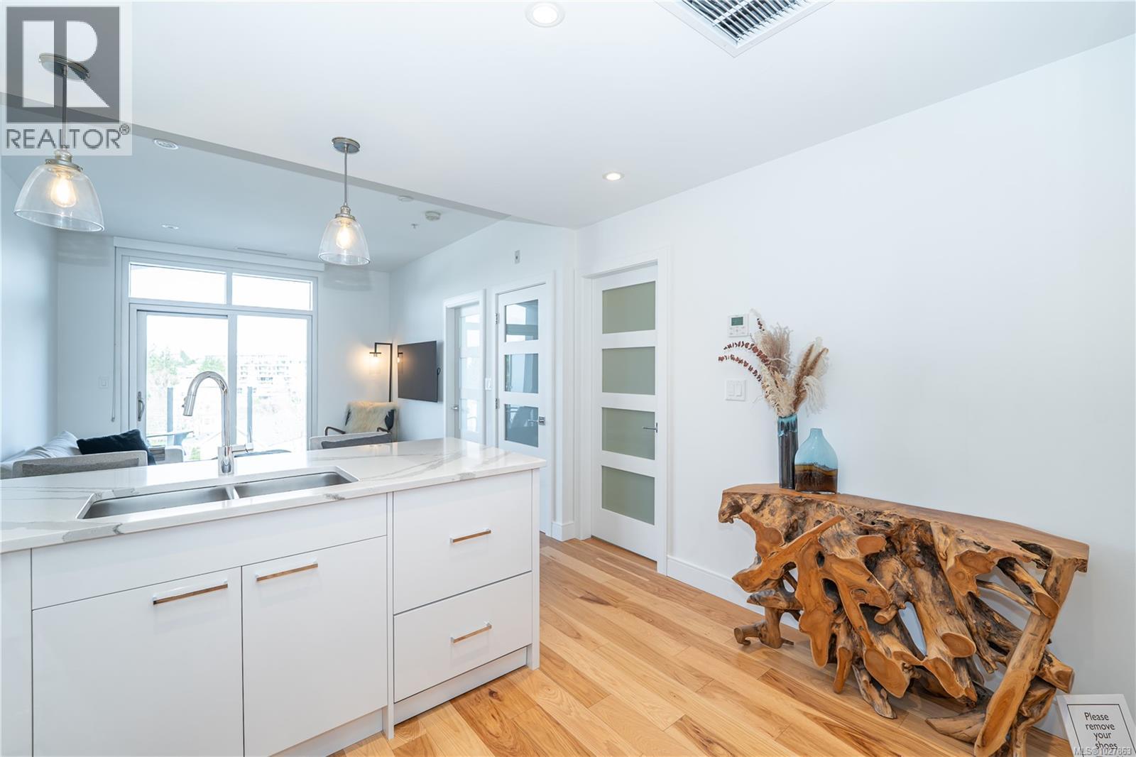 408 916 Lyall Street, Esquimalt