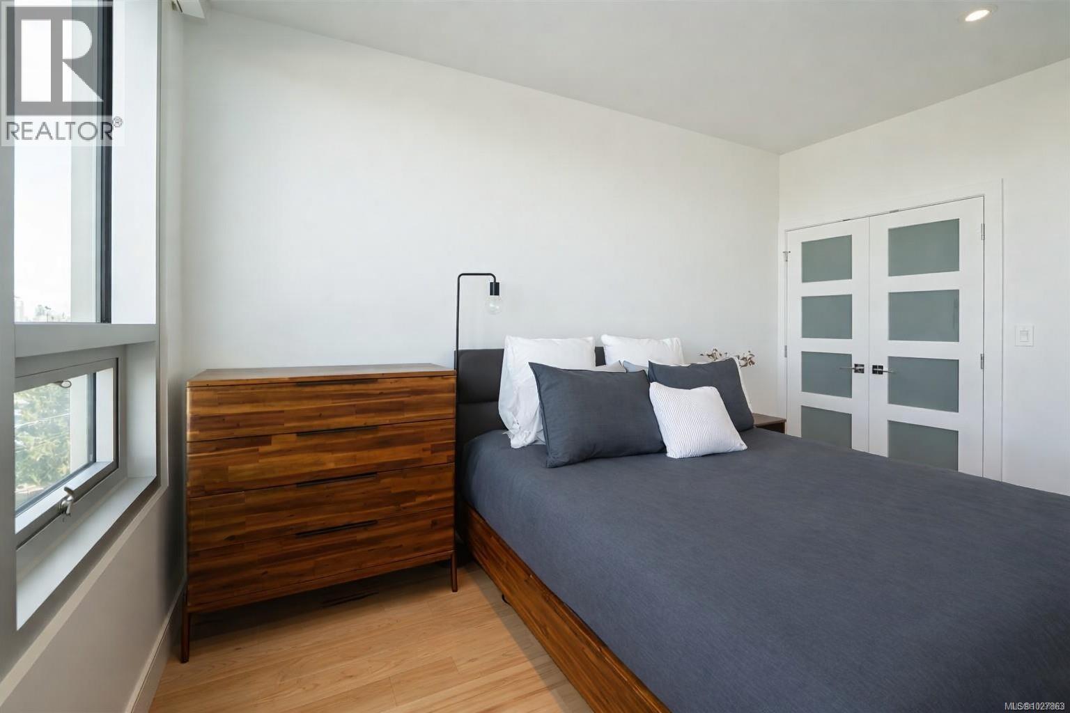 408 916 Lyall Street, Esquimalt