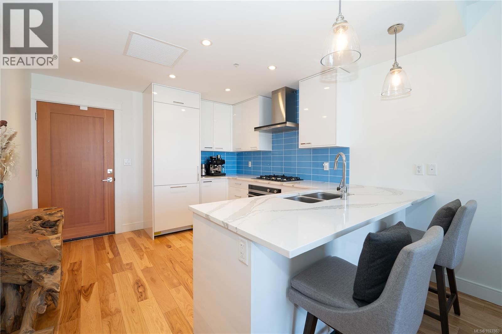 408 916 Lyall Street, Esquimalt