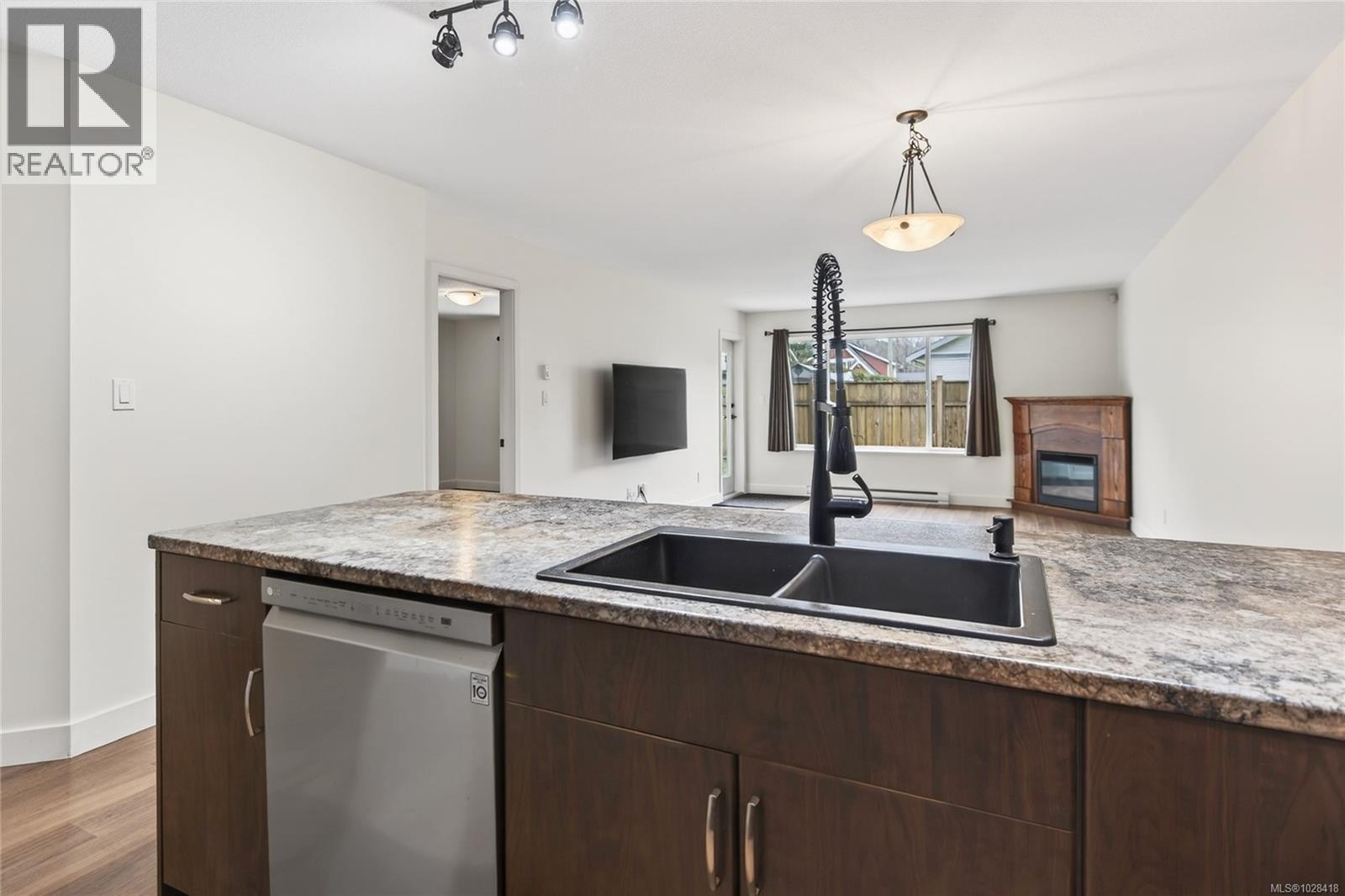 #8 3400 CONISTON CRES - 13