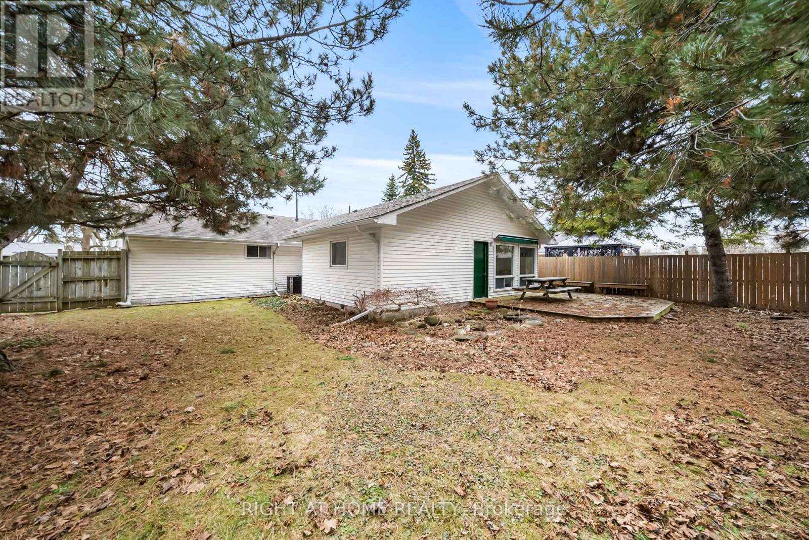 1002 DUNLOP STREET - 23