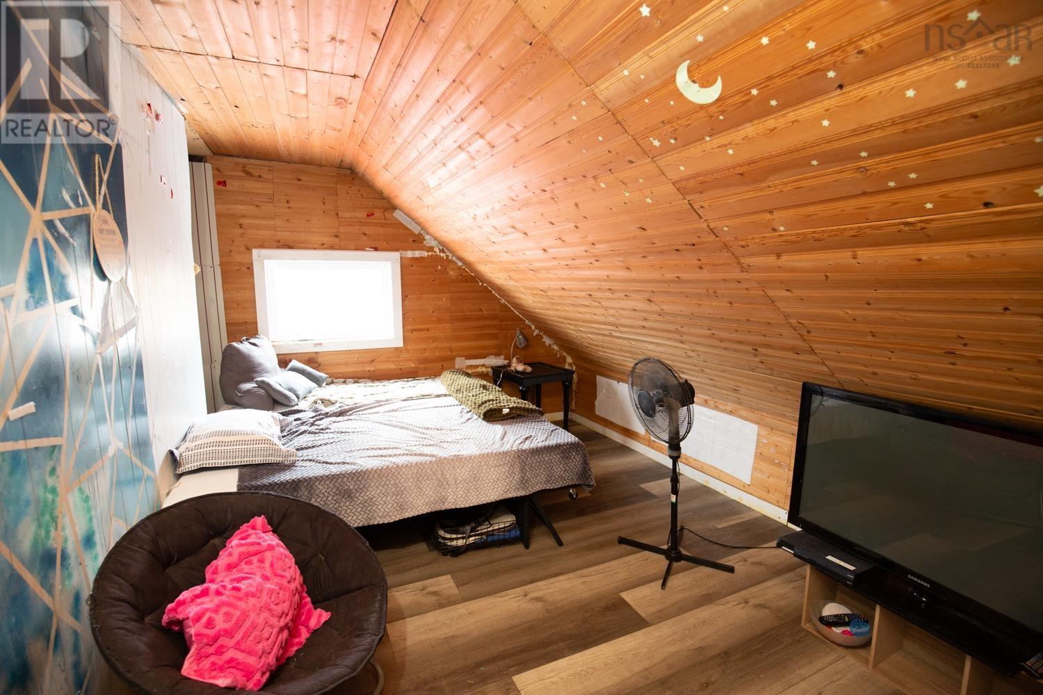 Property 21 of 24 of 107 UPPER PEMBROKE Road