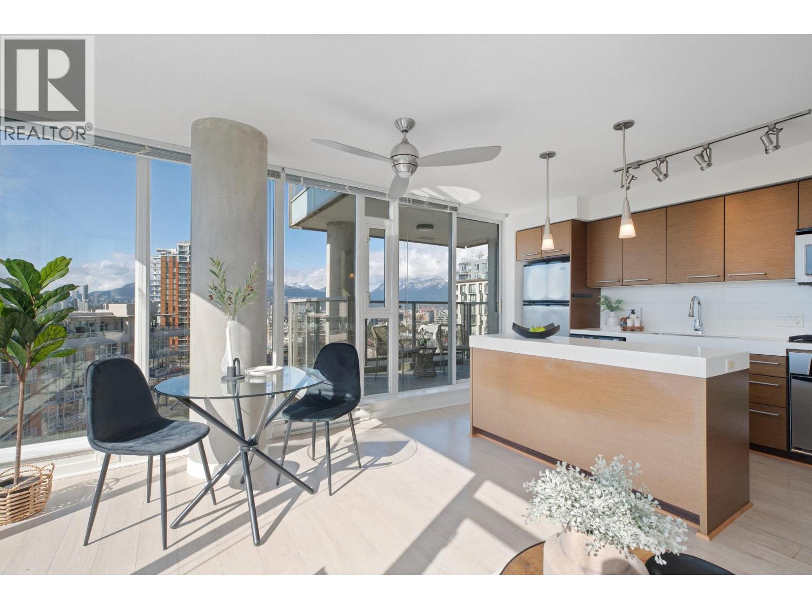 901 2770 SOPHIA Street - main photo