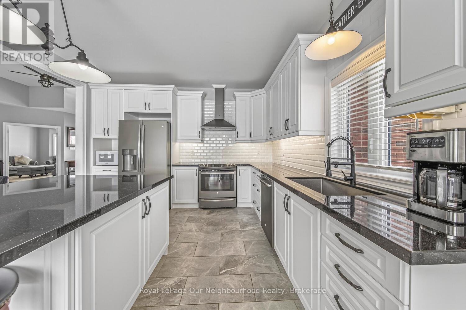 47 SONGBIRD CRESCENT - 25