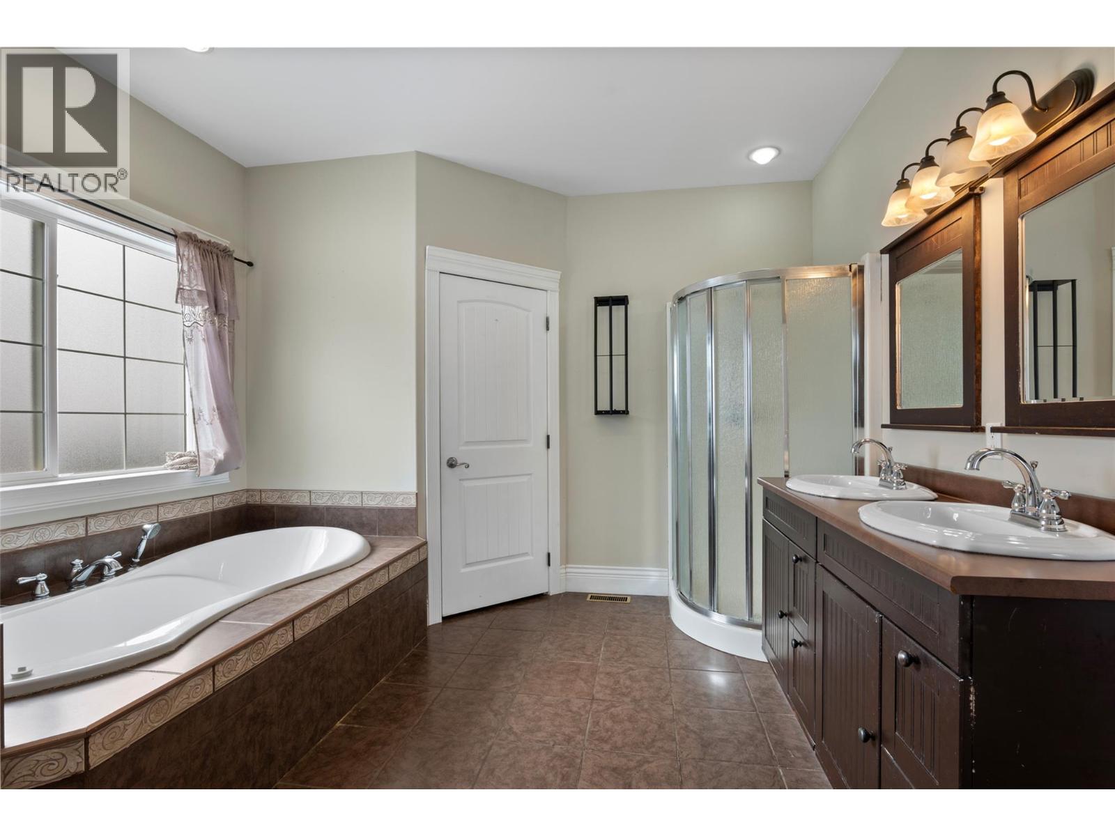  1027 Salmon River Road, Salmon Arm