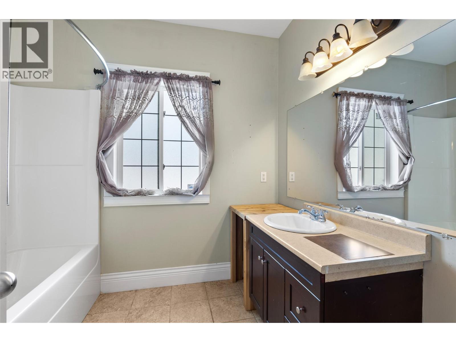  1027 Salmon River Road, Salmon Arm