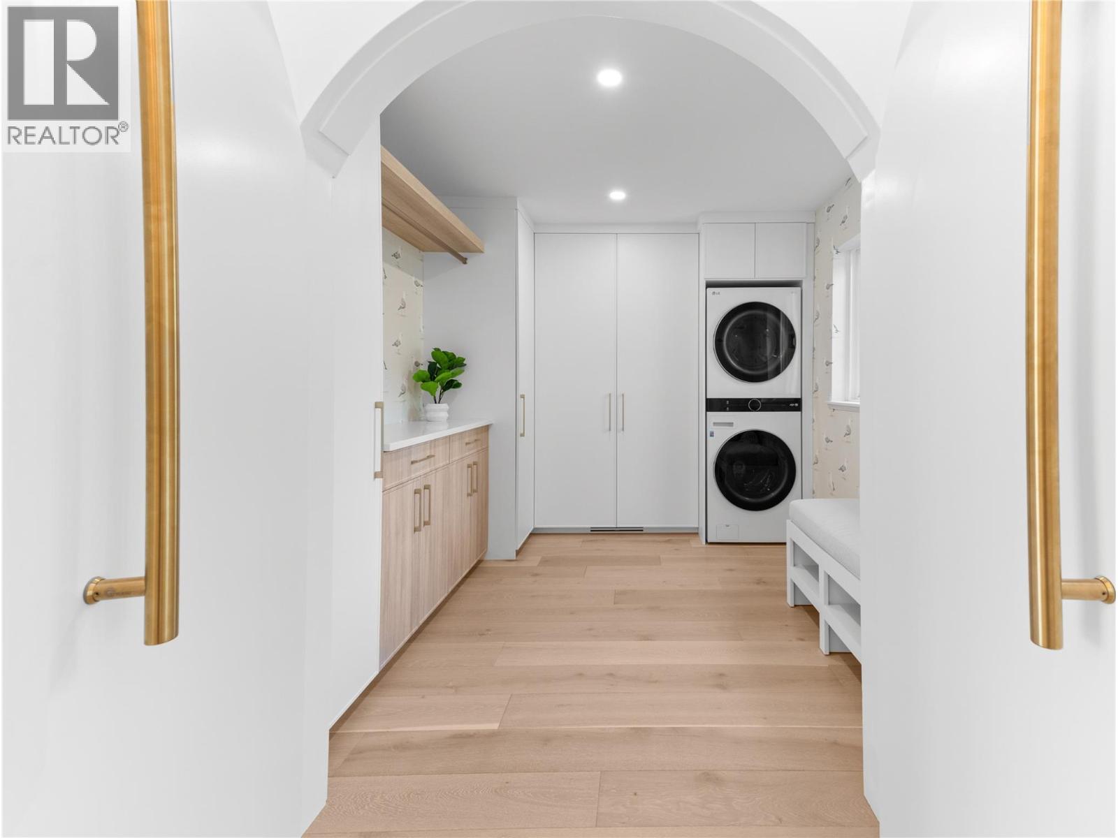 5538 Lakeshore Road, Kelowna