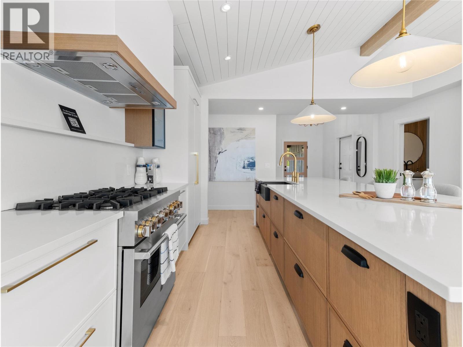 5538 Lakeshore Road, Kelowna