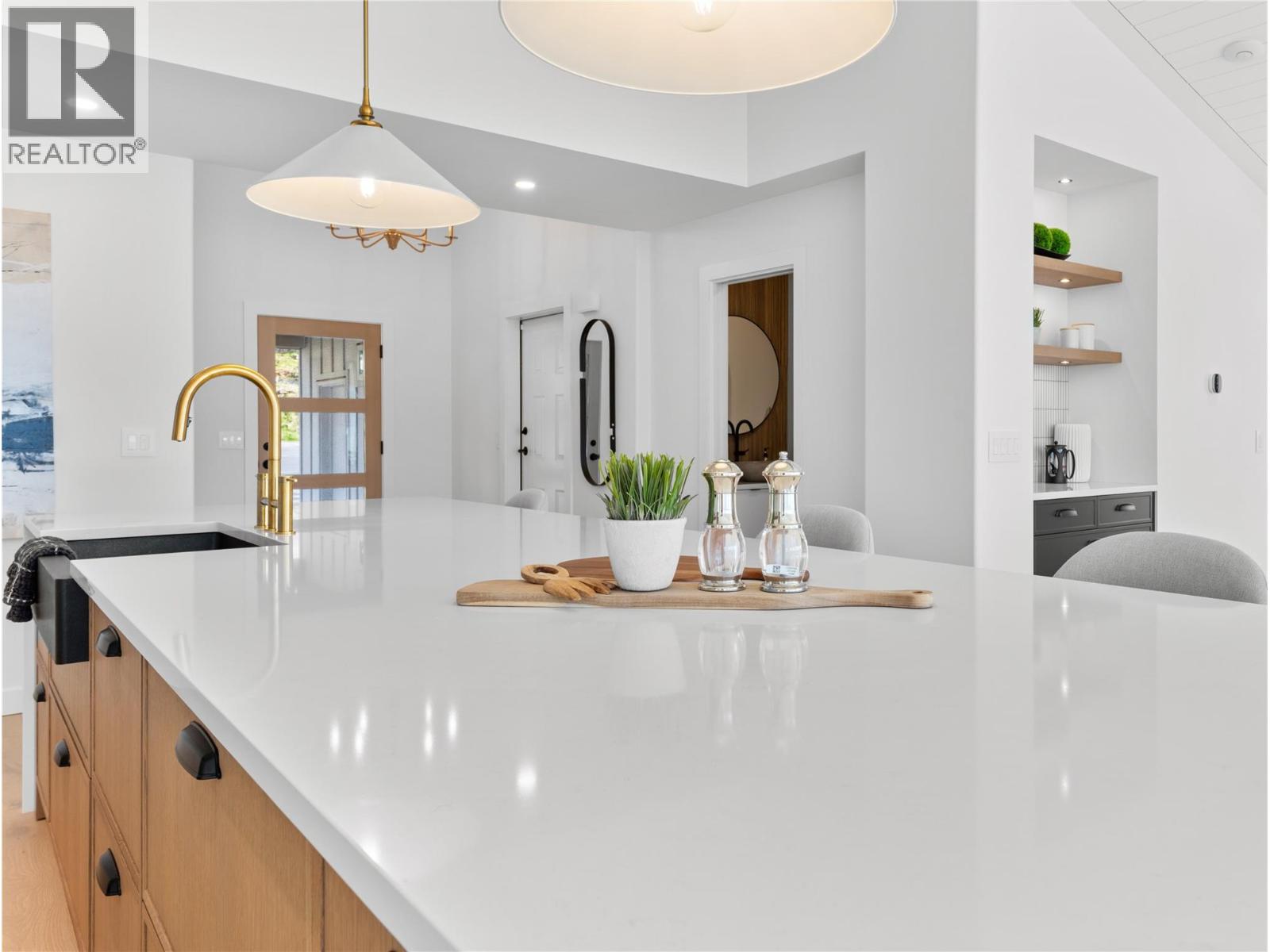 5538 Lakeshore Road, Kelowna