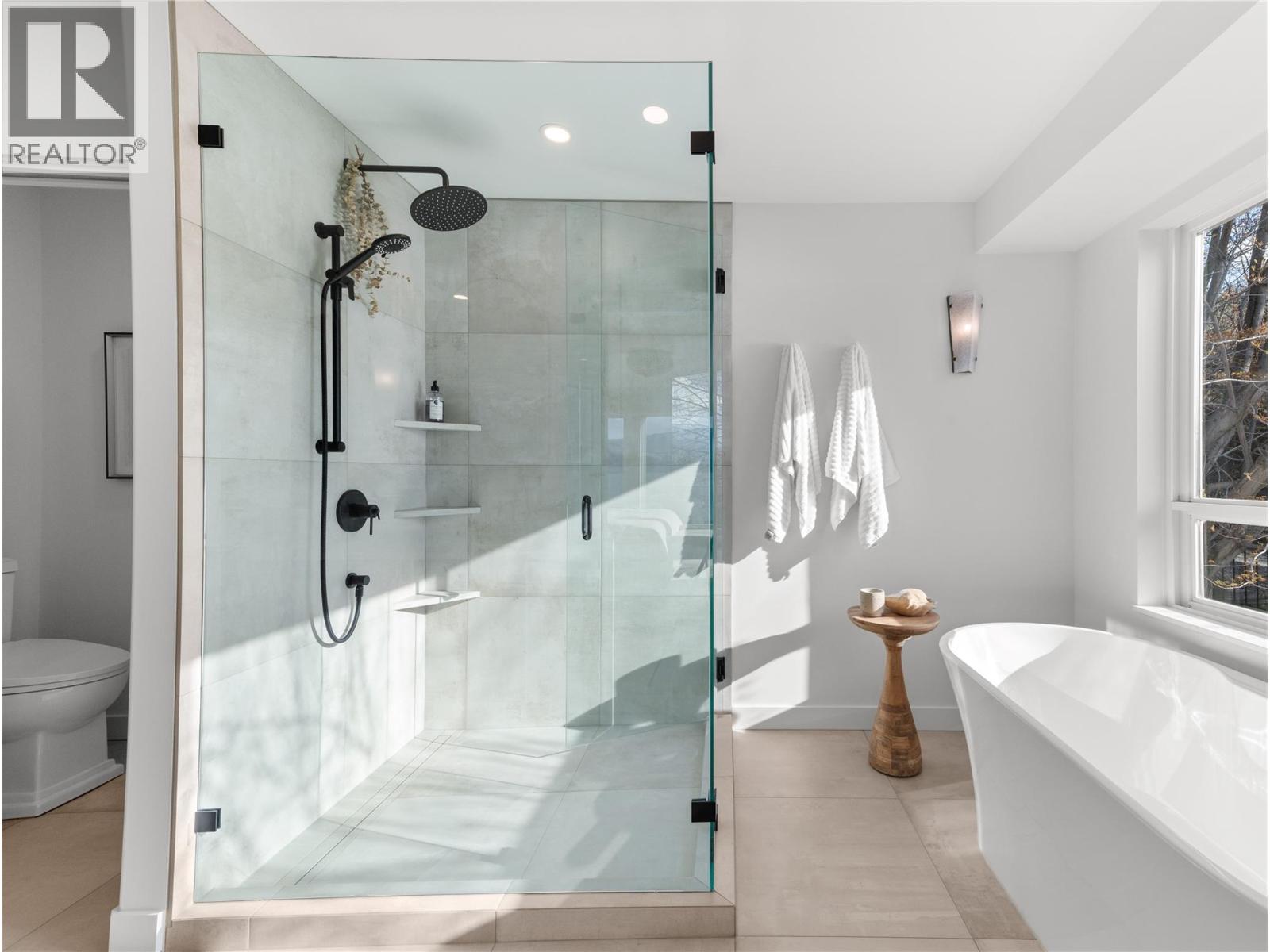 5538 Lakeshore Road, Kelowna