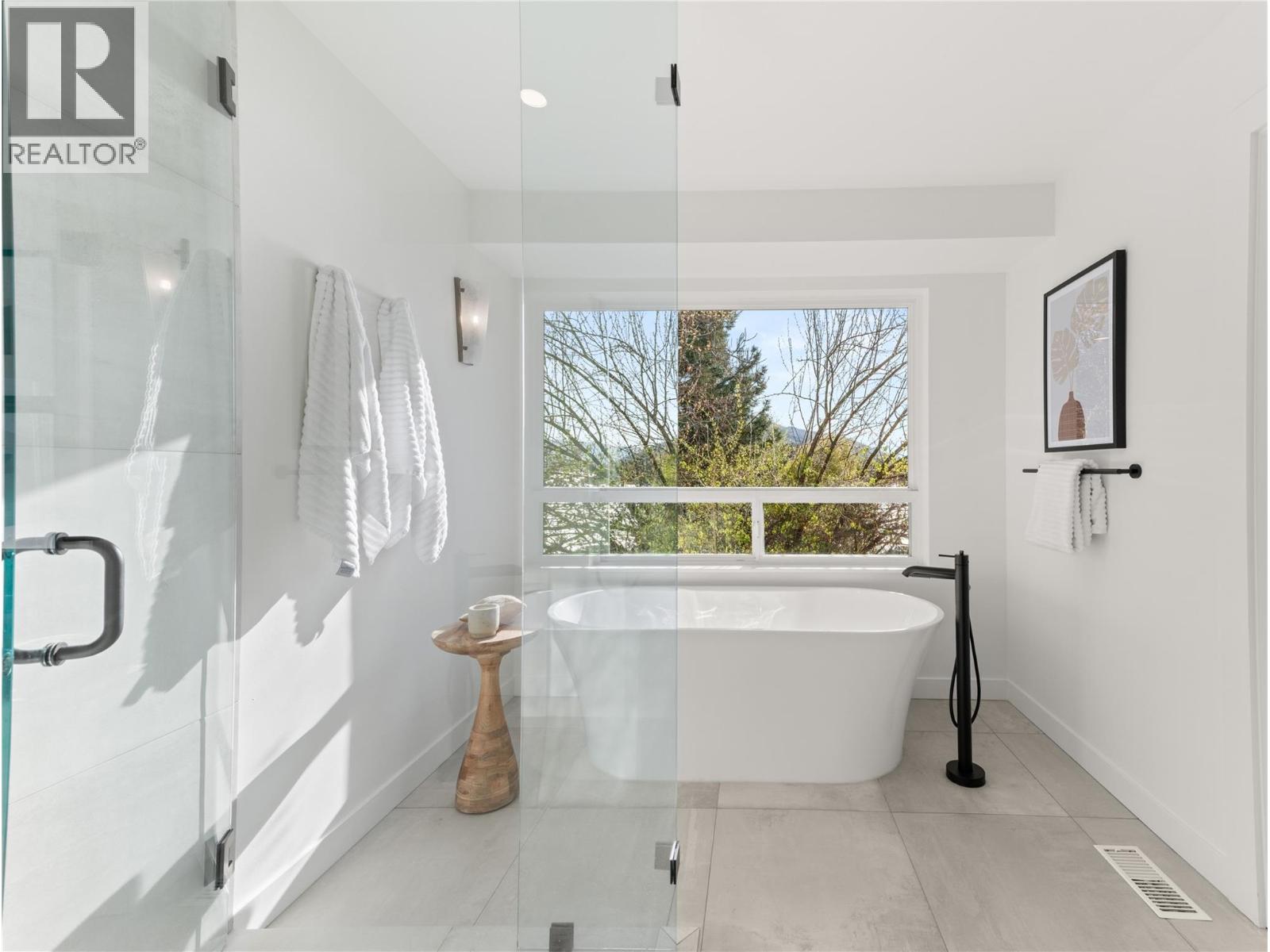 5538 Lakeshore Road, Kelowna