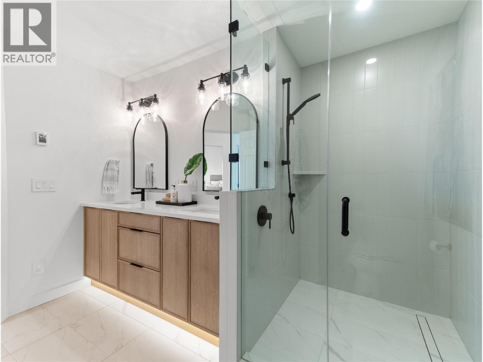 5538 Lakeshore Road, Kelowna