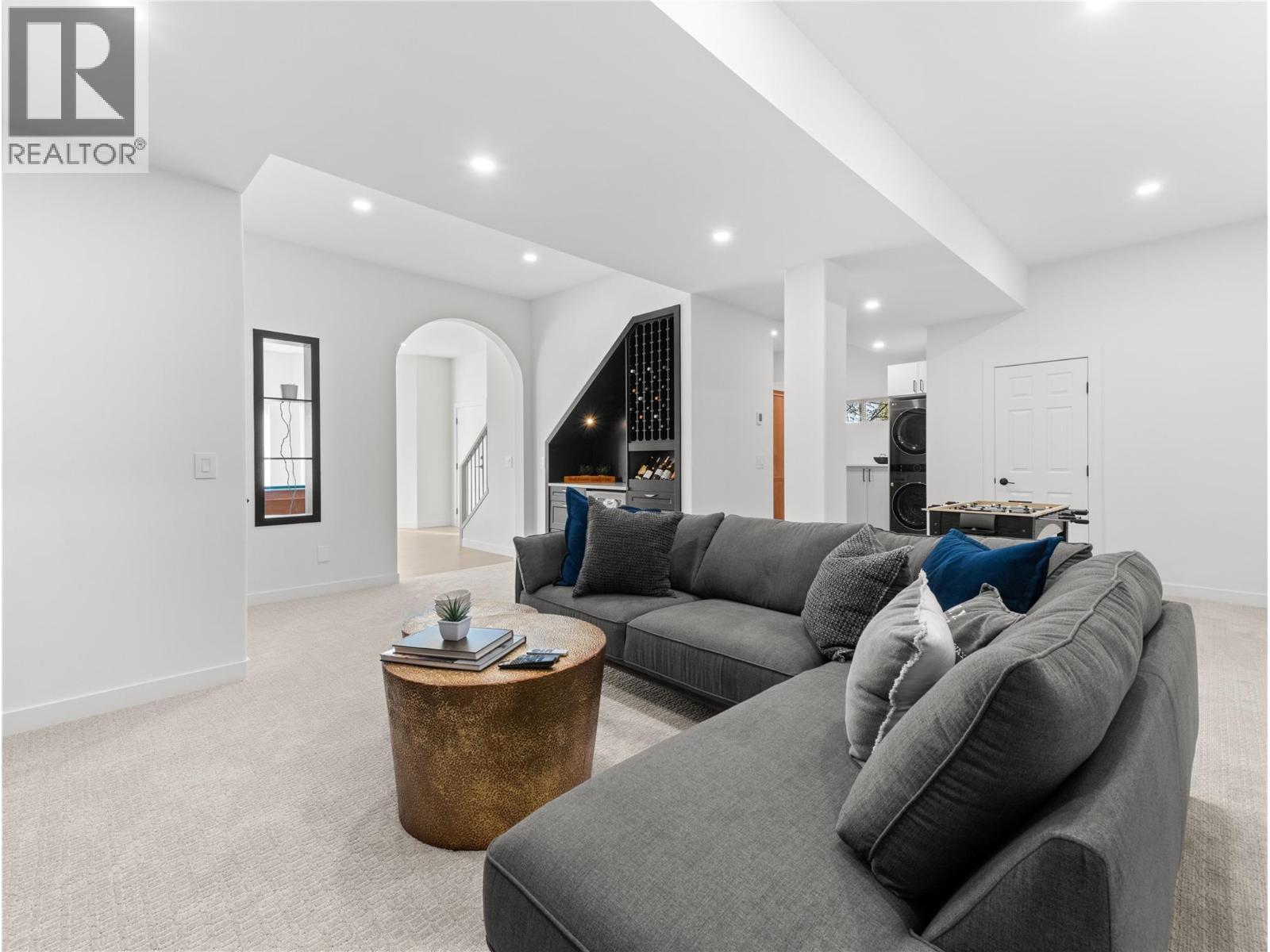 5538 Lakeshore Road, Kelowna