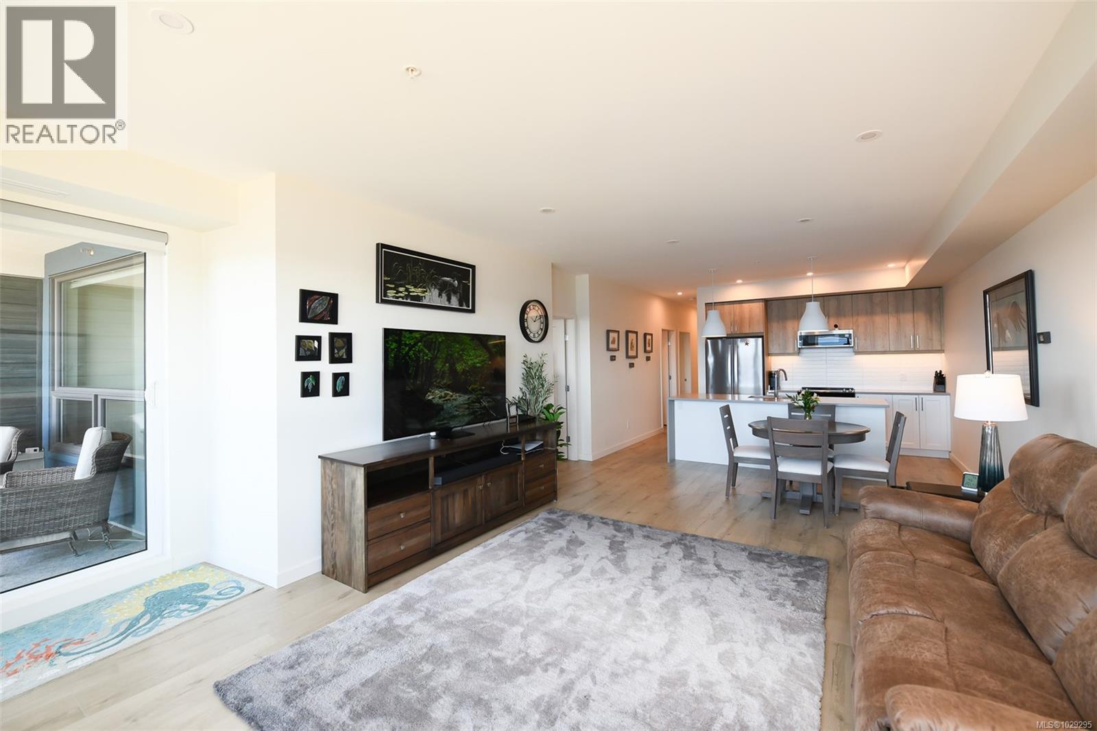 #302 536 ISLAND HWY - 6