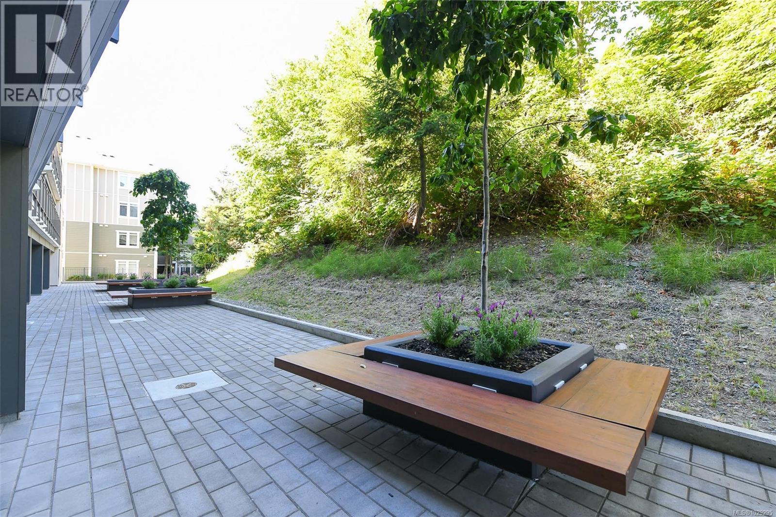 #302 536 ISLAND HWY - 53