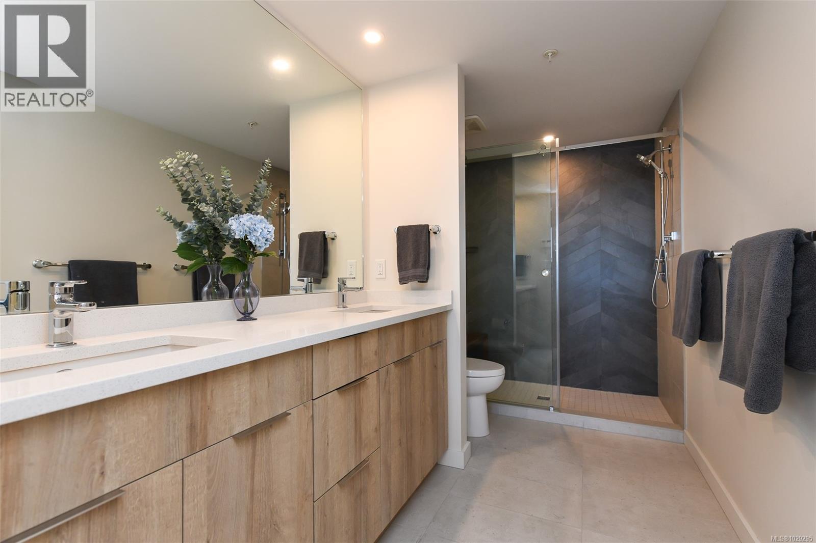 #302 536 ISLAND HWY - 17