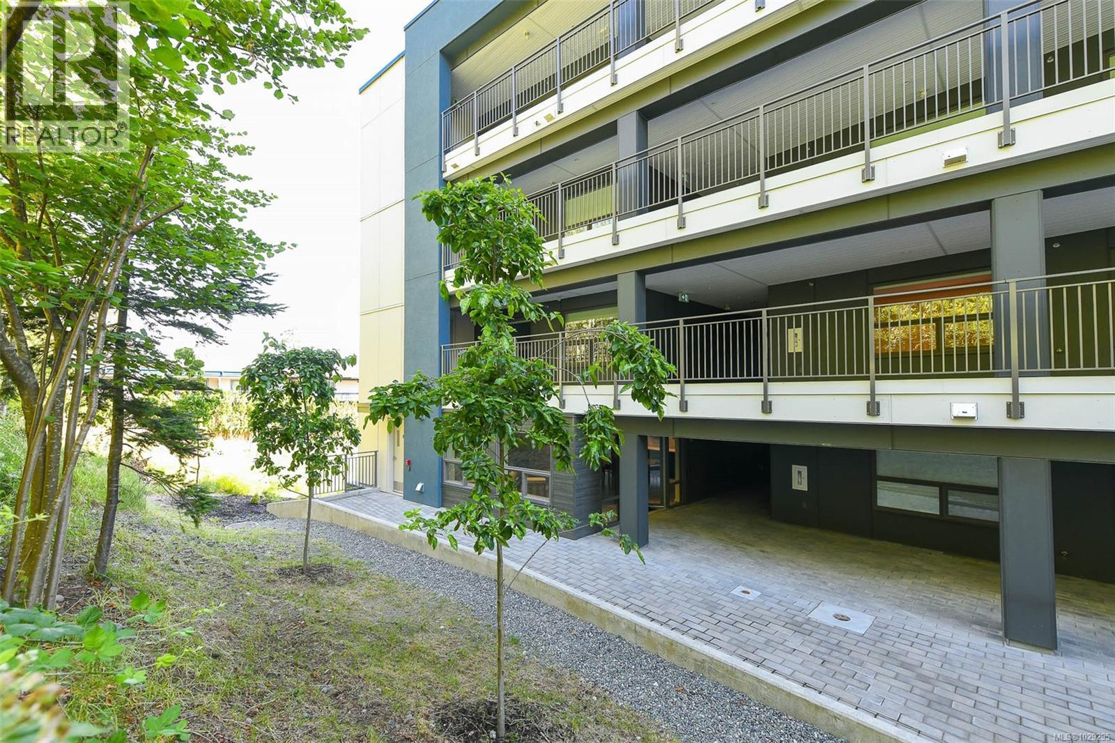 #302 536 ISLAND HWY - 46