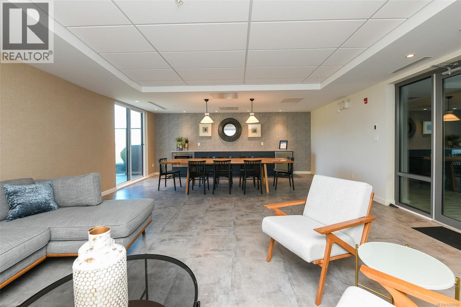 #302 536 ISLAND HWY - 51