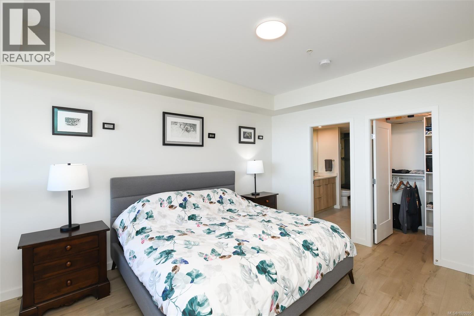 #302 536 ISLAND HWY - 15