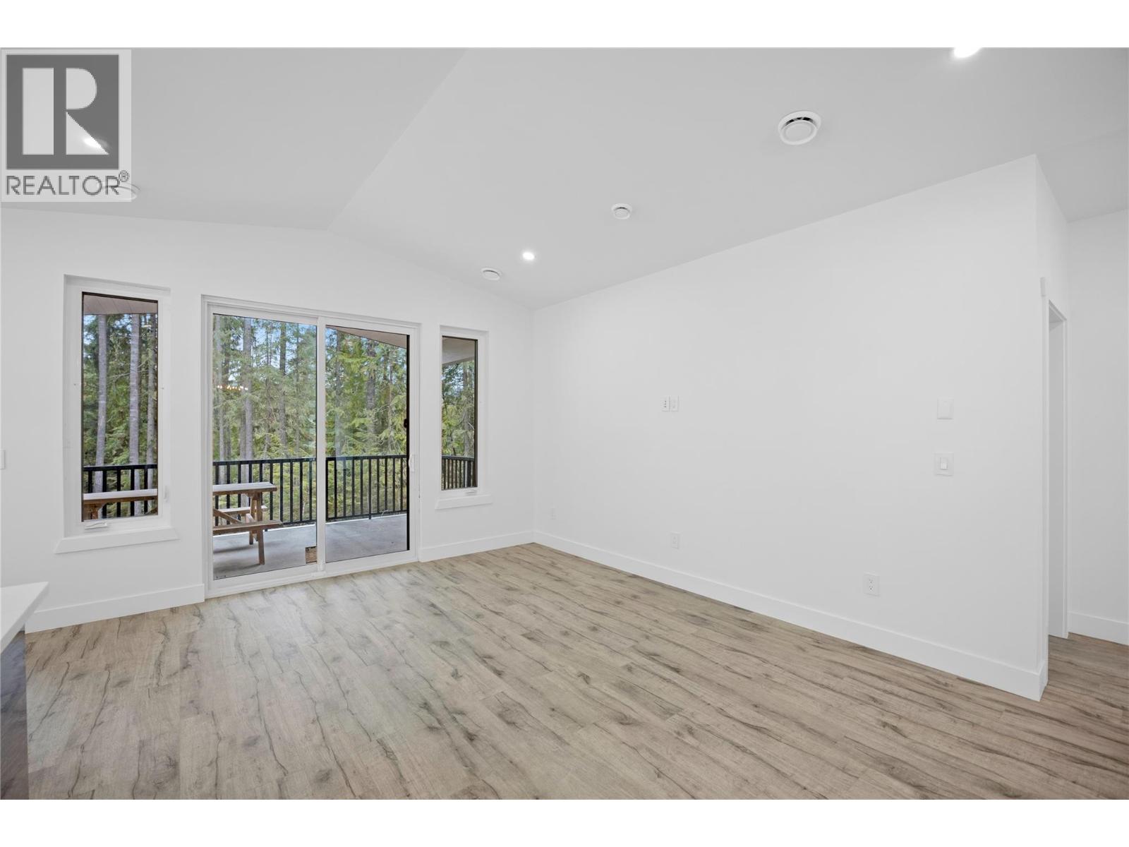 7279 Birch Close, Anglemont