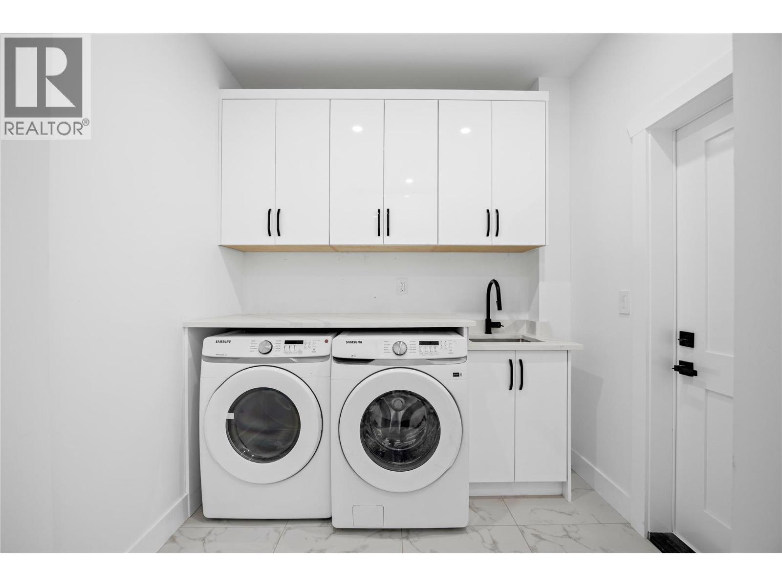 7279 Birch Close, Anglemont