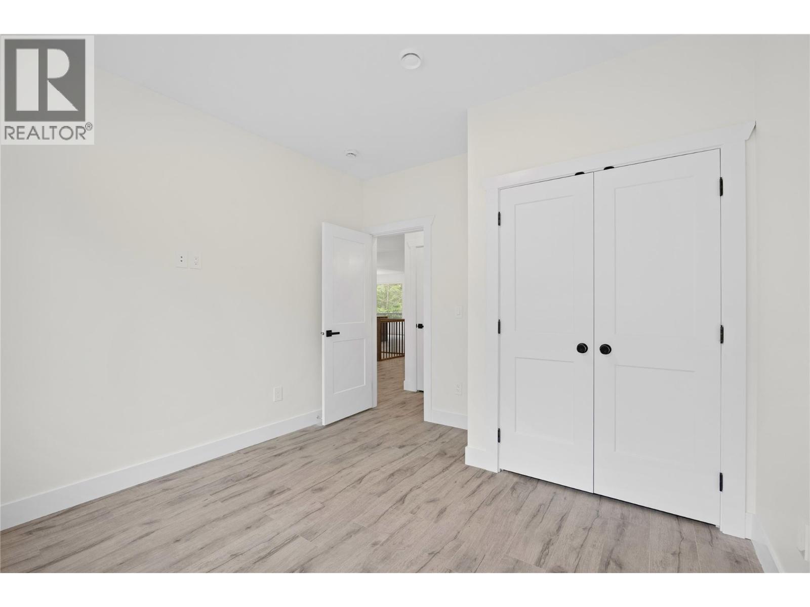 7279 Birch Close, Anglemont