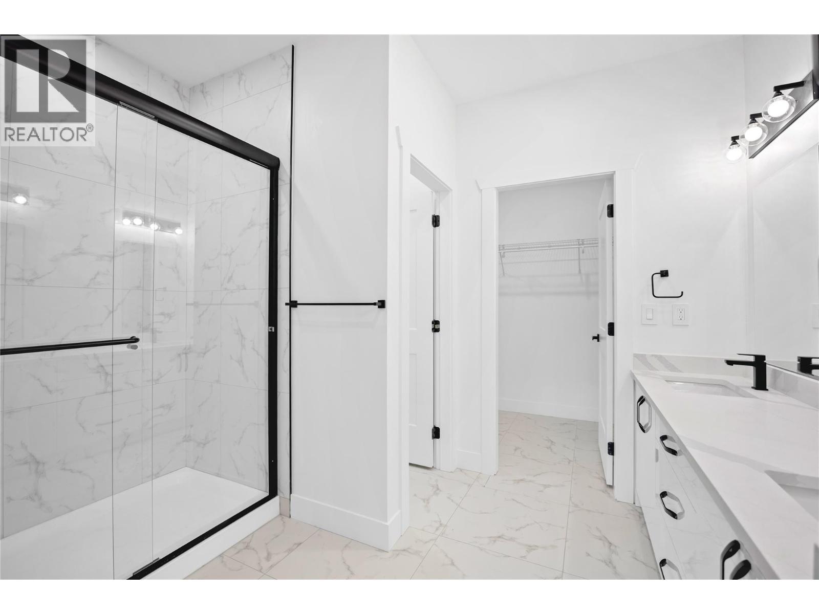 7279 Birch Close, Anglemont