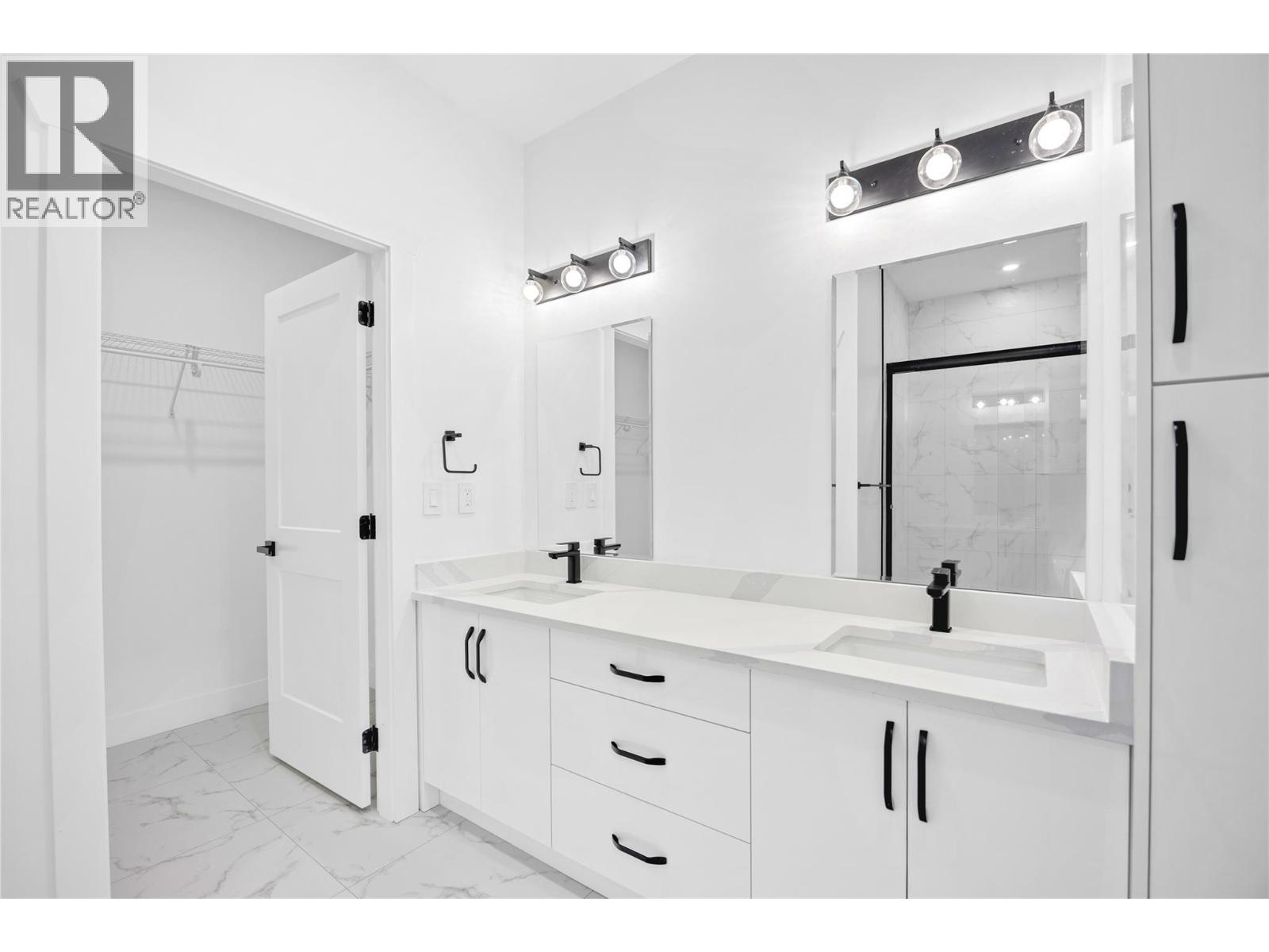 7279 Birch Close, Anglemont