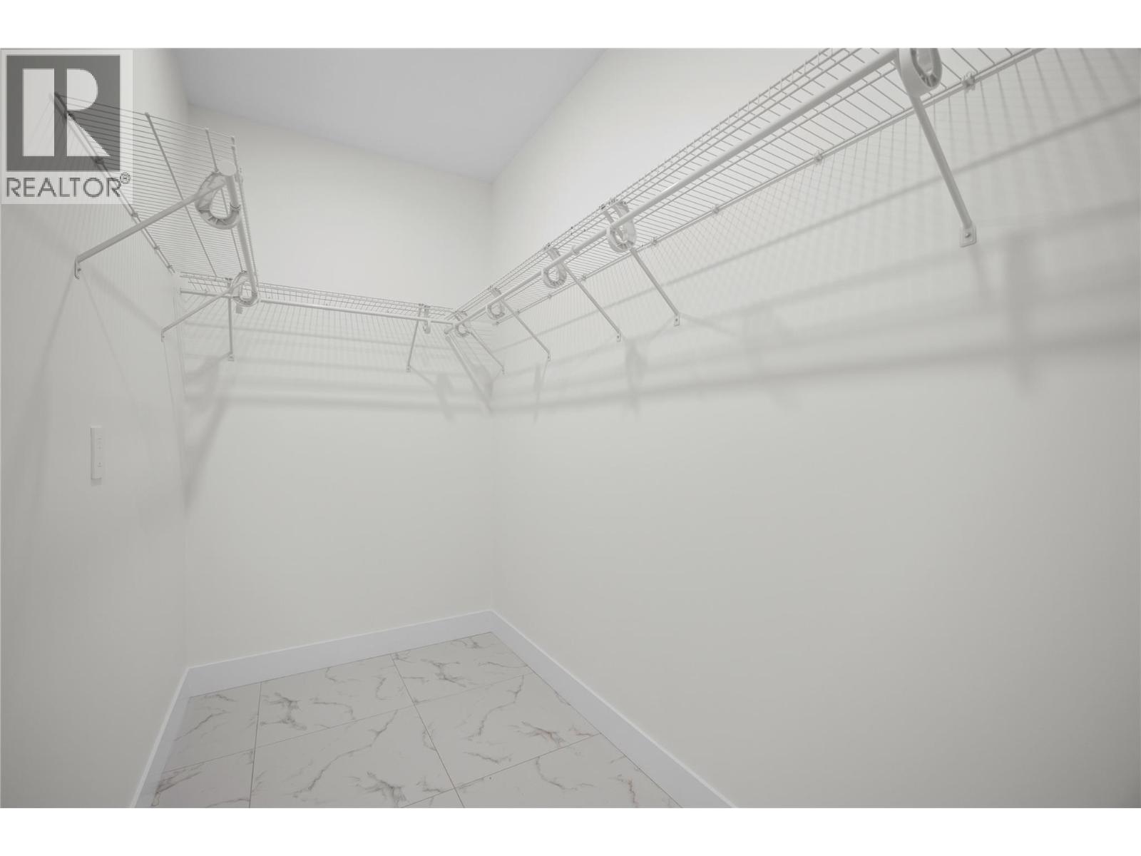 7279 Birch Close, Anglemont