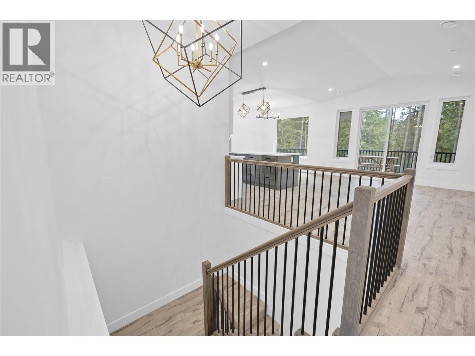 7279 Birch Close, Anglemont