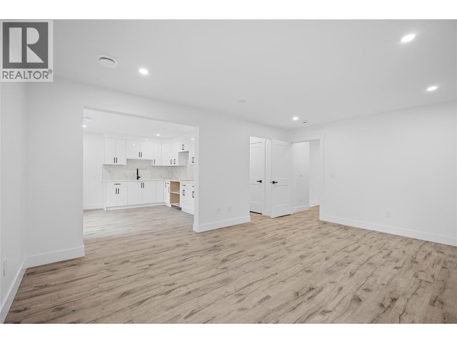 7279 Birch Close, Anglemont