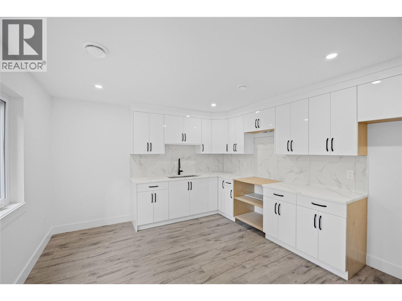 7279 Birch Close, Anglemont